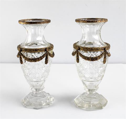 Paar Empire Vasen, 18.Jh., geschliffenes Glas mit Bronzemontierung, vergoldet