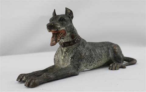 Wiener Bronze um 1900, Tierplastik "Liegende Deutsche Dogge mit Halsband"