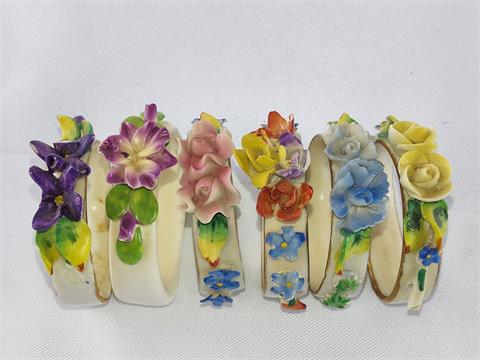 6 Serviettenringe, Porzellan mit aufgesetzen Blüten, Goldrand