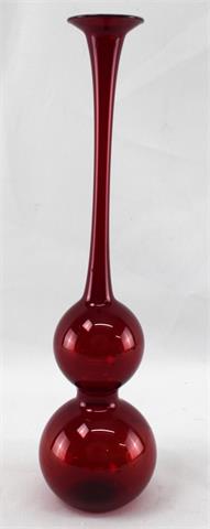Schlanke rote Vase, 20. Jh., nicht signiert oder datiert