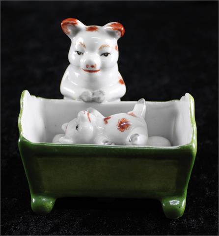 Keramik Schweinchen, deutsch, "Schweinchen Mutter und Kind in Wiege braun gefleckt", um 1930, bester Erhaltungszustand