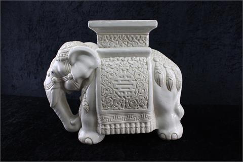 Asiatischer Blumenhocker in Form eines Elefanten.