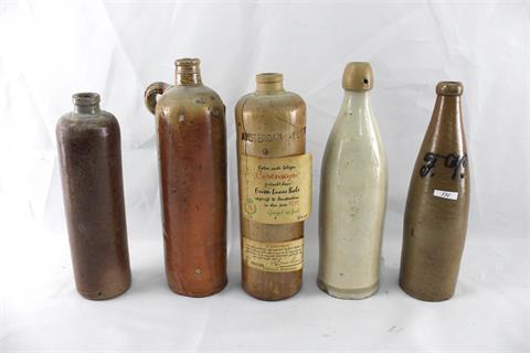 Fünf Steinzeugflaschen, ca. 1 Liter