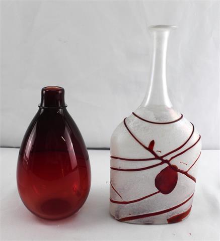 2 Vasen Zwiesel und Kosta Boda, Bertil Vallien (*1938), Vase Serie "Galaxy Red", Modell 48196, 1982