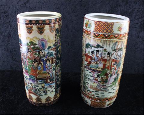 Paar Chinesische Bodenvasen mit Figuren und Floraldekor.