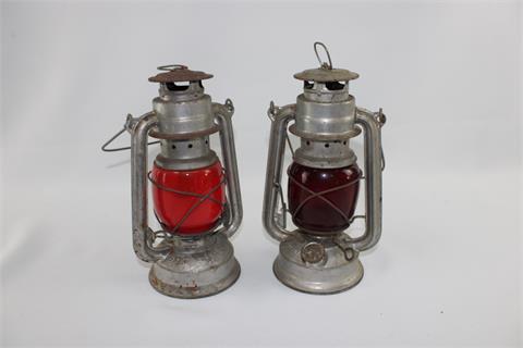 Paar Grubenlampen, Petroleumlampen mit rotem Glaseinsatz, GDR Bat. Nr. 158