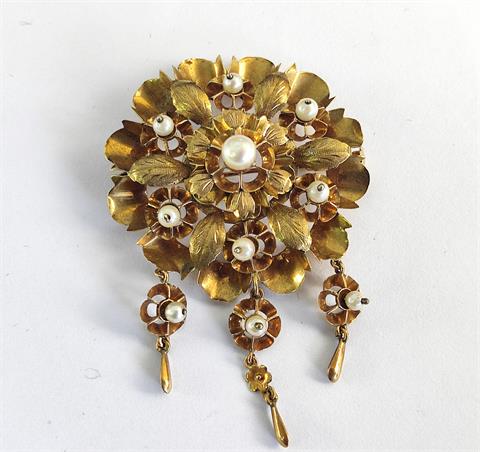 Brosche in Blütenform mit Perlen, 750 Gelbgold